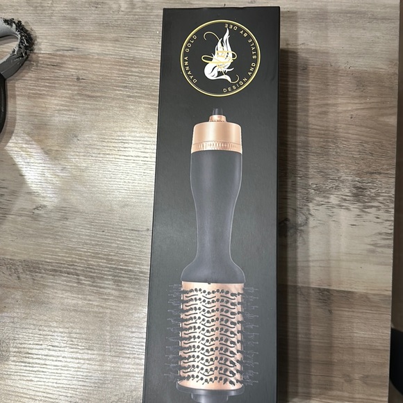 BRAND NEW in box blow dry brush! - Picture 1 of 2
